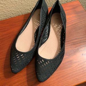 Restricted cutout Black Flats